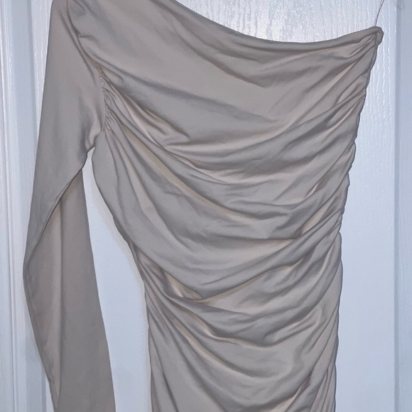 SUSANA MONACO Off The Shoulder Dress
1124ltsd02419 {$218} Beige Tan Nude Nutural - Picture 3 of 7